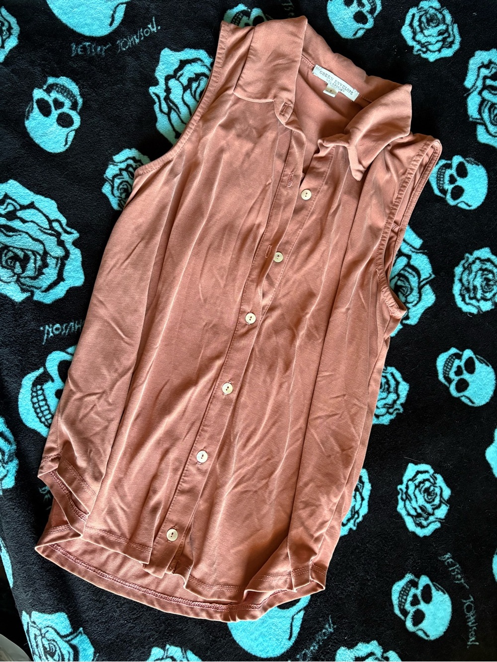 Green Envelope Sleeveless Button-Down Blouse in Dusty Mauve